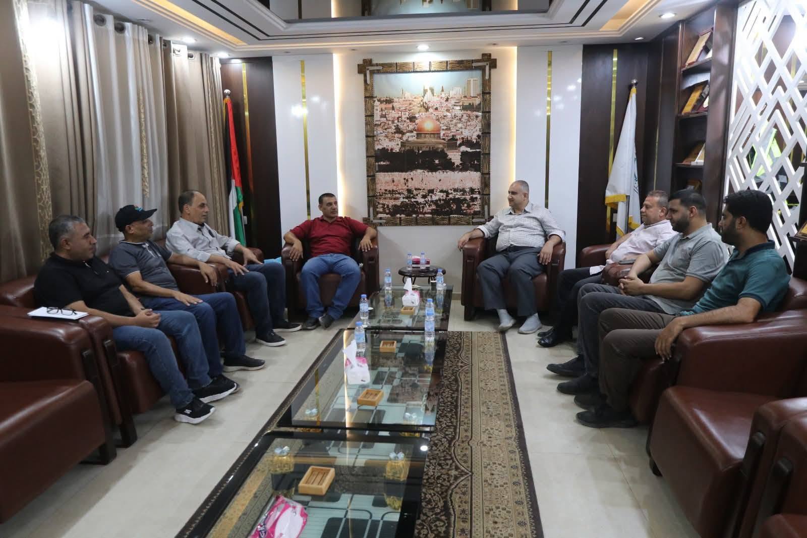 لتعزيز صمود المجتمع: نادي الأقصى الرياضي يبحث آفاق التعاون المشترك مع بلدية النصيرات