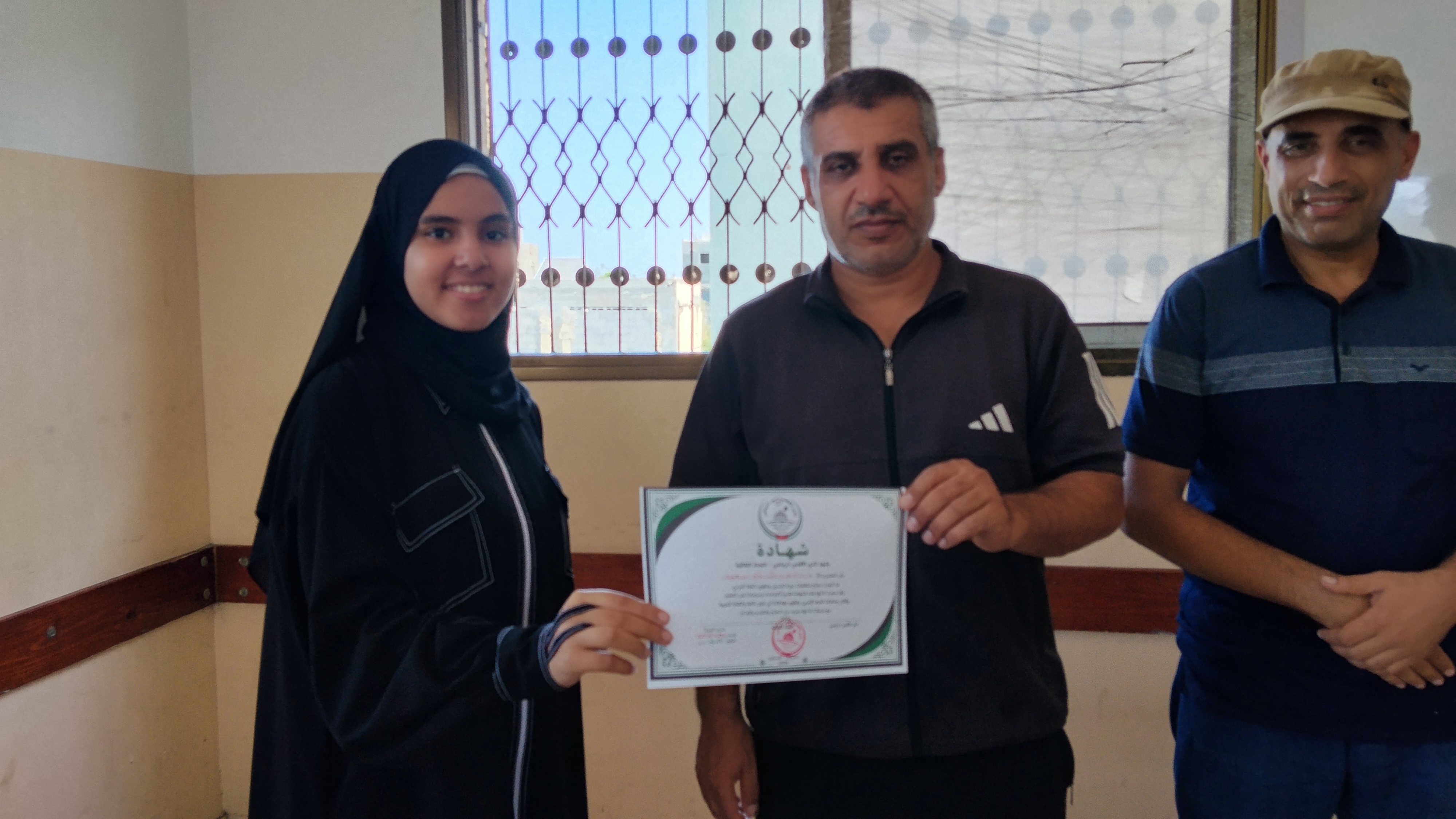 نادي الأقصى الرياضي يتوج مواهبه الشابة في ختام دورة الخط العربي والفنون اليدوية